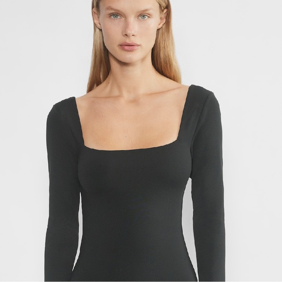 Aritzia
Contour Squareneck Longsleeve Mini dress - Picture 4 of 13